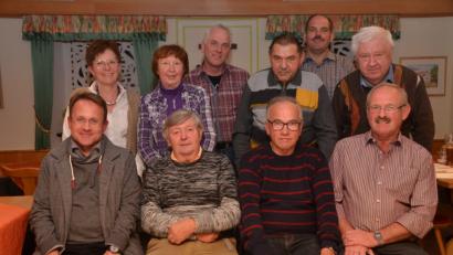 Bild: dob
Georg Ertl und Heinrich Frischholz (sitzend, von rechts) lenken nun die Geschicke des Katholischen Kirchenbauvereins und setzen sich mit ihrer Mannschaft für die kirchlichen Belange im Ortsteil ein. Dekan Alexander Hösl (sitzend, links) ist froh, dass der eigentliche Vereinszweck, der Neubau einer katholischen Kirche, im Ortsteil nicht gelungen ist.