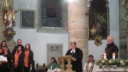 Bild: jzk
„Dinge, die uns wichtig sind, auf morgen zu verschieben, macht keinen Sinn“, betont Vikarin Katrin Spies beim ökumenischen Gottesdienst.