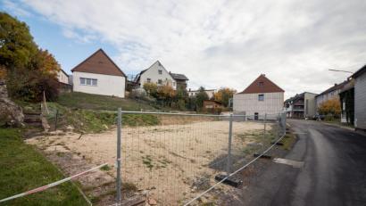 Bild: szl
Auf dem Areal der beiden abgerissenen Häuser in der Philipp-Mühlmayer-Straße 32 und 34 in Bärnau will Stadtplaner Klaus Stiefler fünf bis sechs Carports bauen. Viel Platz wurde durch den Abbruch der Gebäude allerdings nicht gewonnen. Die Grotte bleibt erhalten, wie sie ist.