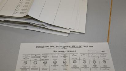 Bild: Petra Hartl
Solche Stimmzettel machen es den Wahlhelfern nicht unbedingt leichter. Es stellt sich aber die Frage, warum jemand zur Wahl geht, um alle Bewerber anzukreuzen und seinen Stimmzettel damit ungültig zu machen.