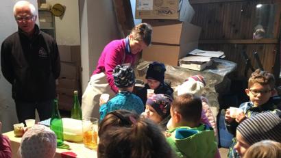 Bild: u
Roland Maier (links), der Vorsitzende des Obst- und Gartenbauvereins, erklärt den Mädchen und Jungen den Vorgang der Saftherstellung vom Anliefern der Äpfel bis zu deren Pressen. Begeistert sind die Kinder vom Geschmack des noch warmen Apfelsaftes, den ihnen Irmgard Sellmeyer (rechts) serviert.