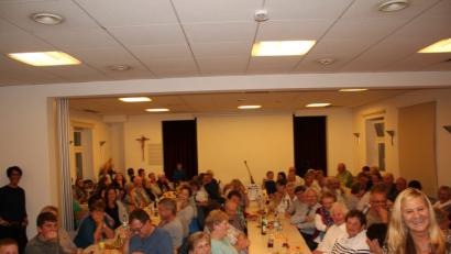 Bild: wec
Viel Spaß hatten die Mitglieder der Pfarrfamilie beim Ratespiel Dalli-Dalli. Andrea Keilholz (rechts) moderierte das Programm.