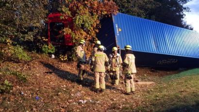 Bild: Alexander Auer
Ein Lastwagen schleudert ins Bankett.