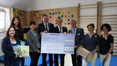 Bild: exb
Die Ärztliche Leiterin des Sozialpädiatrischen Zentrums, Dr. Susanne Rinnert (Dritte von links), und Manfred Tretter (Dritter von rechts), Finanzchef der Kliniken Nordoberpfalz AG, bedanken sich bei Tobias Wolf und Christian Wolf (Mitte) für die Spende der Lilly-Groß-Stiftung.