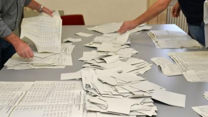 Bild: Petra Hartl
Auf die Auszählung der Stimmzettel bei der Landtagswahl 2018 in Weiden folgt die Wahlanalyse. Sie zeigt innerhalb Weidens ganz unterschiedliche Bilder.