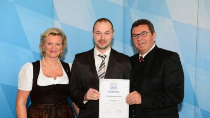 Bild: gi
Der Chef des Landhotels Goldenes Kreuz in Moosbach Michael Schieder (Mitte) erhält von Angela Inselkammer von der DEHOGA und Wirtschaftsminister Franz Josef Pschierer den GastroManagementPass.