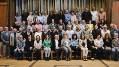 Bild: exb
Die Teilnehmer des Klassentreffens im Jugendheim-Festsaal