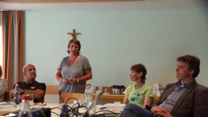 Bild: bkr
Angelika Wegmann (stehend) erläutert den Hospizdienst der Caritas im Landkreis vor. Matthias Rössle (rechts) macht dies zuvor für die Spezialisierte Ambulante Palliativ-Versorgung Waldnaab“.