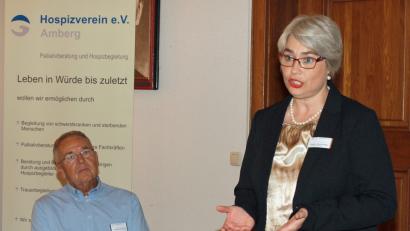 Bild: sön
„Letzte-Hilfe-Kurs“ – Umsorgen und Begleiten am Lebenseunde. Darüber informierten
die Fachkraft für Palliative Care Andrea Ulrich-Prusko und Hospiz- und Trauerbegleiter Georg Franz Fröhler.