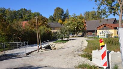 Bild: bö
Die Brücke über den Hausnerbach wird derzeit gebaut. Im Anschluss soll die Dorfstraße verbreitert werden. Gesamtkosten: etwa 491 000 Euro.