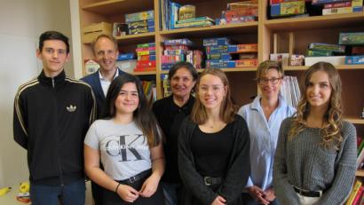 Bild: khg
Schulrat Stephan Tischer und die Organisatorinnen der ersten Aussprachetagung in Vilseck Barbara Ströll-Seegerer und Jutta Gebhardt (hinten von links) mit den Schülersprechern (vorne von links) Denis Schloß (Luitpold-Mittelschule Amberg), Sinem Sahan (Dreifaltigkeits-Mittelschule II Amberg), Vanessa Kölbel (Krötensee-Mittelschule Sulzbach-Rosenberg) und Janin Leithold (Mittelschule Ensdorf).