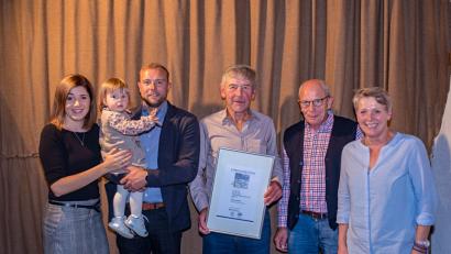 Bild: jr
Michael Lindner (Mitte) ist seit 45 Jahren beim Tiefbauunternehmen Schaumberger beschäftigt. Ihm gratulierten (von links) Nadine und Johannes Schaumberger mit Tochter Emma sowie die Seniorchefs Maria und Theo Schaumberger (von rechts).