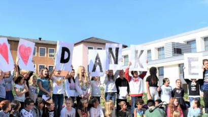 Bild: rgr
Der neu gestaltete Pausenhof der Grund- und Mittelschule Grafenwöhr wird feierlich eingeweiht, die Kinder und Jugendlichen bedanken sich von Herzen für ihren neuen Abenteuerplatz.