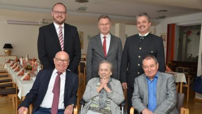 Bild: dob
Martha Seegmüller findet, dass es mit 100 Jahren schon einmal an der Zeit ist, sich etwas verwöhnen zu lassen. Ihre beiden Söhne Olaf (links) und Roland (rechts) wissen um die Eigenwilligkeit ihrer Mutter. Landrat Andreas Meier, der evangelische Stadtpfarrer Dieter Schinke und Bürgermeister Andreas Wutzlhofer (hinten, von links nach rechts) gratulieren der Seniorin herzlich zum seltenen Ehrentag.