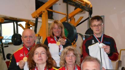 Bild: exb
Viermal Gold, einmal Silber, einmal Bronze holten die Bankdrücker des KSC II Amberg bei der EM in Luxemburg. Auf dem Bild von links Arthur Hirner, Manuela Horst, Frieda Holzer, Gabi Hirner, Hans-Jürgen Ehrt (vorne) und Dominik Bogensperger.