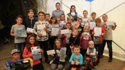 Bild: wro
Die Preisträger von „Karlis Karpfenolympiade“ wurden am Kornthaner Grislhof bekannt gegeben. Fabian Polster und Teichnixe Sophia Bächer gratulierten den kleinen Gewinnern.