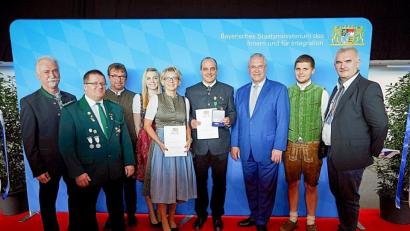 Bild: bsc
Wolfgang Bauer (Vierter von rechts) erhielt aus den Händen von Bayerns Innenminister Joachim Herrmann (Dritter von rechts), die Ehrenmedaille für besondere Verdienste um den Sport in Bayern. Zu der seltenen Auszeichnung gratulierten (von links) Franz Brunner, Präsident des Oberpfälzer Schützenbundes und Wolfgang Schlicht, Gauschützenmeister des Schützengaus Steinwald sowie Krummennaabs Bürgermeister, Uli Roth (rechts).