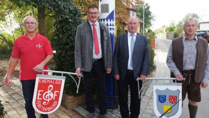 Bild: ohr
Die Stullner Zunftbaumfreunde feierten ihr zehnjähriges Bestehen. Am Jubiläumsfest wurden zwei weitere Schilder am weiß-blauen Baum angebracht. Für die Musikkapelle präsentierten Josef Kirchberger und Bürgermeister Hans Prechtl, für die Kunstmaler Uwe Schröder und Wolfgang Rübe (von links) die Wappen.