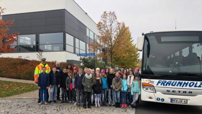 Bild: exb
Das Warten auf und das Mitfahren im Schulbus wollen gelernt sein: Worauf es dabei ankommt, das verdeutlicht Christian Simon (hinten, links), der Verkehrserzieher der Polizeiinspektion Eschenbach, den Mädchen und Buben der fünften Klassen des Gymnasiums in Theorie und Praxis.