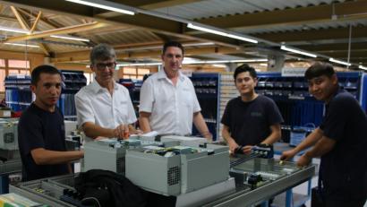 Bild: jrh
Das Logistikunternehmen Witron in Parkstein zeigt, wie Integration gelingen kann. Abdullah Rezai, Franz Grillmeier, Thomas Hörig, Saeid Ahmadi und Ali Ahmadi (von links) – Azubis und Ausbilder haben eine Erfolgsgeschichte zu erzählen.