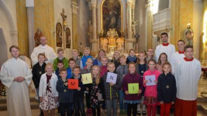 Bild: dob
Mit bunten Buchstaben definierten die neuen Ministranten ihren Altardienst. Pastoralreferent Maximilian Pravida und Kaplan Ulrich Eigendorf (von links) versprachen die Minis ihren Dienst sorgfältig und ehrfürchtig zu verrichten.