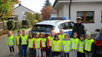 Bild: exb
Polizeibeamtin Ramona Weiß mit den Vorschulkindern.