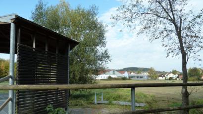 Bild: Portner
Im Stadtrat liegt ein Antrag von Jugendlichen für einen Dirtpark in den Siechenwiesen (hinter dem Edeka-Markt) vor. Da dies Überschwemmungsgebiet ist, werden sich die Fraktionen Gedanken über einen eventuellen Alternativ-Standort machen. Die Wohlfühlstation (links) am Radweg ist immer wieder Ziel von Sachbeschädigungen. Der Pavillon soll deshalb in Kürze abgebaut werden.