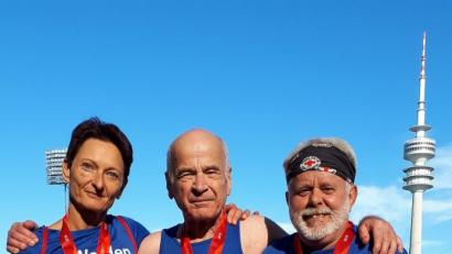 Bild: sbü
Spitzenplätze bei den bayrischen Marathonmeisterschaften in München erreichten die Sportler des TB Weiden. Maria Wildenauer und Siegfried Bühner (von links) kamen jeweils auf Platz zwei, Ludwig Kreutzer wurde Sechster.