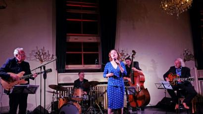 Bild: lr
Seit Jahrzehnten ein musikalisches Gespann: Der gebürtige Schotte Jim Mullen und der Regensburger Helmut Nieberle mit ihren Gitarren. Die irische Sängerin Zoe Francis erinnert an Blossom Dearie. Die Rhythmusgruppe mit Ernst Techel (Kontrabass) und Michael „Scotty“ Gottwald (Schlagzeug) sorgen für den Unterbau.