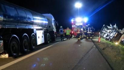 Bild: kö
Ein Kleintransporter fuhr am Montgabend auf der A 93 aus ungeklärter Ursache auf einen Sattelzug auf. Der Lieferwagen kam ins Schleudern und im Straßengraben zu liegen. Der 54-jährige Fahrer wurde in seinem Fahrzeug eingeklemmt und erlitt dabei schwere Verletzungen.