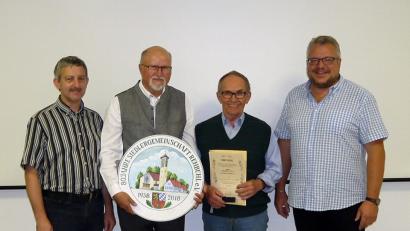Bild: R. Kreuzer
Der Dank der Vorsitzenden gilt Siegfried Ertl: (von links) Ossi Zahn, Alfred Rupprecht, Ertl und Hans-Jürgen Meier.