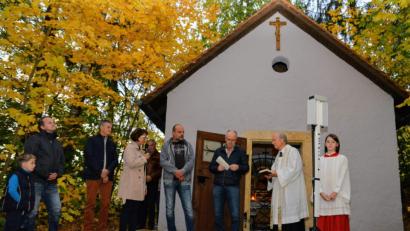 Bild: fdl
Pfarrer Hans-Peter Bergmann, Kirchenpfleger Joachim Winkler und Pfarrgemeinderatssprecherin Anita Falk danken Richard Kummer, Gerhard Basler und Berthold Maier (von rechts) stellvertretend für alle ehrenamtlichen Helfer bei der Renovierung der Kalvarienbergkapelle