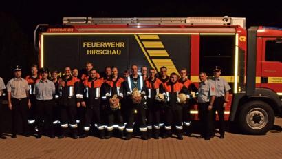 Bild: u
14 Mitglieder der Hirschauer Feuerwehr absolvieren mit Erfolg die Leistungsprüfung (von links): Vize-Kommandant Claus Meyer, Kreisbrandmeister Marco Weiß, Kevin Knetsch, Schiedsrichter Horst Kellner, Peter Frey, Nico Schuminetz, Bernhard Meyer, Gruppenführer Christoph Erras, Christian Birner, Tomala Markus, Michael Lang, Marina Schlaffer, Kommandant Sebastian Jasinsky, Andre Schlaffer, Felix Hiemer, Sebastian Braun, Christian Finster, Florian Pawluk, Vorsitzender Michael Schuminetz und KreisbrandinspektorMartin Schmidt.