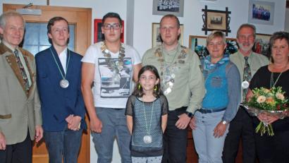 Bild: wee
Der neue Schützenkönig des Schützenvereins Wernberg-Köblitz heißt Andreas Krös. Er wird unterstützt von Schützenliesl Petra Piehler und Jugendkönig Jimmy Zachmann. Unser Bild zeigt von links: Schützenmeister Hans Dotzler, erster Jugendritter Tobias Kumeth, Jugendkönig Jimmy Zachmann, zweiter Jugendritter Marleen Vracun, Schützenkönig Andreas Krös, erster Ritter Michaela Schlosser, zweiter Ritter Manfred Wittke und Schützenliesl Petra Piehler.