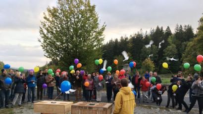 Bild: exb
Nicht nur Ballons mit Friedensbotschaften schicken die Besucher in der KZ-Gedenkstätte gen Himmel. Auch echte Tauben gehen auf Reisen.