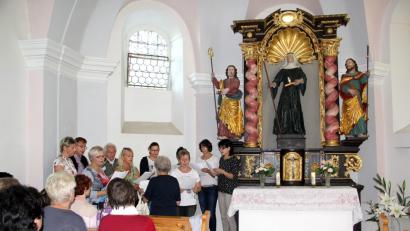 Bild: boj
Neben dem Altar mit der Darstellung der heiligen Walburga umrahmte der Kirchenchor Teunz die Betrachtungen zur Walburgiskapelle, die zur Pfarrei Niedermurach gehört.