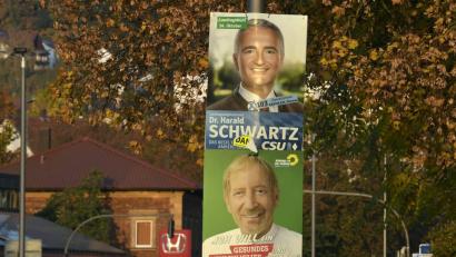Bild: Petra Hartl
Sinnfällig zeigen die letzten in Amberg hängenden Wahlplakate, dass die CSU gegenüber den Grünen noch einmal die Oberhand behielt. Doch der Kreisvorstand der Christsozialen hat Schwächen in der Wahlkampagne ausgemacht, die es für das nächste Mal abzustellen gelte.