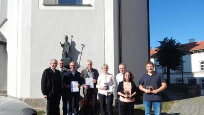Bild: exb
Stadtpfarrer Johann Hofmann und Kirchenpfleger Markus Gmeiner ehren Gerhard Kreuzer, Werner Weigl, Maria Jobst und die Ministranten Annemarie Stelzl und Michael Kreuzer (von links) für ihr langjähriges Engagement.