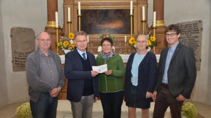 Bild: dob
Christa Wildenauers (Mitte) schönstes Hobby ist Spenden. Diesmal kam wieder einmal die evangelische Kirchengemeinde in den Genuss einer Spende. 1500 Euro sollen eine Starthilfe zur dringend notwendigen Kirchendachrenovierung sein. Hermann Bibel, Stadtpfarrer Dieter Schinke, Ulrike Kießling und Uli Münchmeier (von links nach rechts) nahmen die Spende strahlend entgegen.