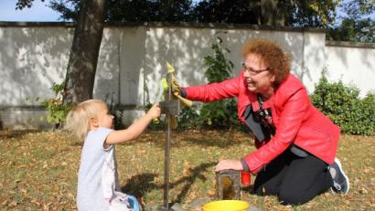 Bild: ads
Brigitte Netta ist Netzwerkerin, die es geschafft hat, für die Kriegsgräberpflege auf dem Katharinenfriedhof zwei Vereine und damit Generationen und Menschen unterschiedlicher Herkunft zusammenzubringen, sodass die Aktion zur Friedens- und Integrationsarbeit wird.