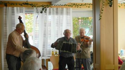 Bild: hai
Der Wolfgang am Kontrabass, der Manne an der Quetsche und Rudi an der Geige spielen beim weinfest für die Senioren auf. Die belassen es nicht beim Zuhören und singen und schunkeln kräftig mit.