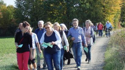 Bild: wrt
Bei strahlendem Sonnenschein erkunden Mitglieder der Pfarreiengemeinschaft St. Emmeram die Natur.