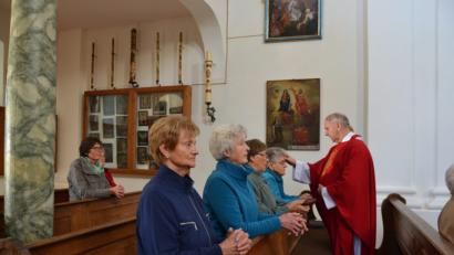 Bild: gi
Pfarrer Josef Most spendete über 50 Frauen und Männern beim Seniorengottesdienst in der Wieskirche die Krankensalbung.