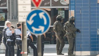Bild: Marius Becker
Am Kölner Hauptbahnhof gibt es eine Geiselnahme. Die Polizei ist im Großeinsat