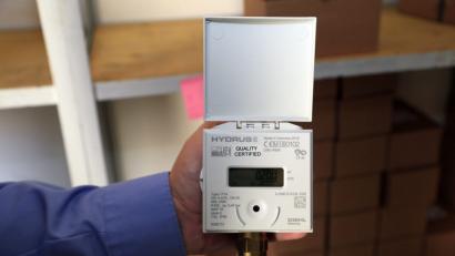 Bild: Hösamer
In Schwandorf werden nach und nach die analogen durch digitale Wasserzähler ausgetauscht, die mittels Funktechnik abgelesen werden können Dabei sind Regeln zum Datenschutz zu beachten.