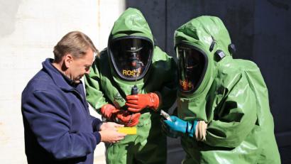 Bild: egl
Hier sind keine Außerirdischen am Werk. Lehrgangsleiter KBM Alex Graf (links) erklärte dem Chemikalien-Schutz-Anzug-Trupp (CSA-Trupp) die Funktionsweise des Prüfröhrchens.