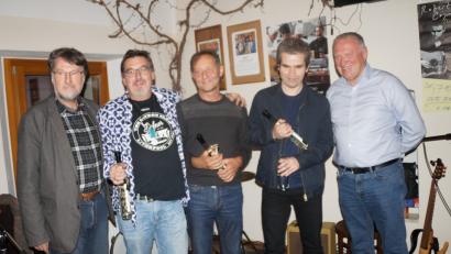 Bild: weu
Die Vorsitzenden des Kunstvereins Unverdorben, Peter Wunder (rechts) und Karl Stumpfi (links), bedankten sich bei den drei Musikern. Robert Coyne, Werner Steinhauser und Wolfgang Bernreuther (von rechts) begeisterten mit guten handgemachten Bluesklängen und alternativer Folkmusik.