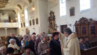 Bild: do
Segnung durch Handauflegen und Salbung mit Krankenöl: Dazu kommen die Gläubigen nach vorne zu Pfarrer Adrian Kugler, der mit ihnen den Wortgottesdienst in der Schlammersdorfer Pfarrkirche St. Luzia feiert.