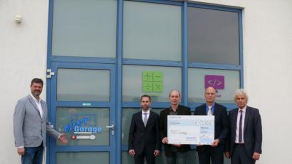 Bild: kgg
Von rechts Landrat Wolfgang Lippert, Schott-Standortleiter Stefan Rosner, Mint-Garage-Projektleiter Hilmar Fütterer, Schott-Personalleiter Carsten Heine sowie links Zukunftscoach Wolfgang Prebeck.