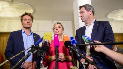 Bild: Matthias Balk/dpa
Ludwig Hartmann, Fraktionsvorsitzender von Bündnis 90/Die Grünen im Bayerischen Landtag (l-r), Katharina Schulze, Fraktionsvorsitzende von Bündnis 90/Die Grünen im Landtag, und Markus Söder (CSU), Ministerpräsident von Bayern.